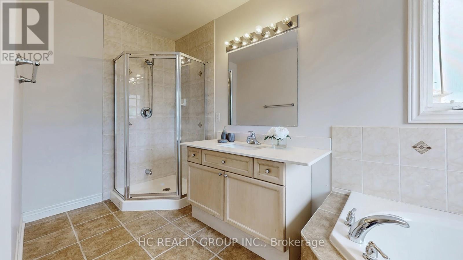 Photo 25 of 67 Melbourne Drive, Richmond Hill ON