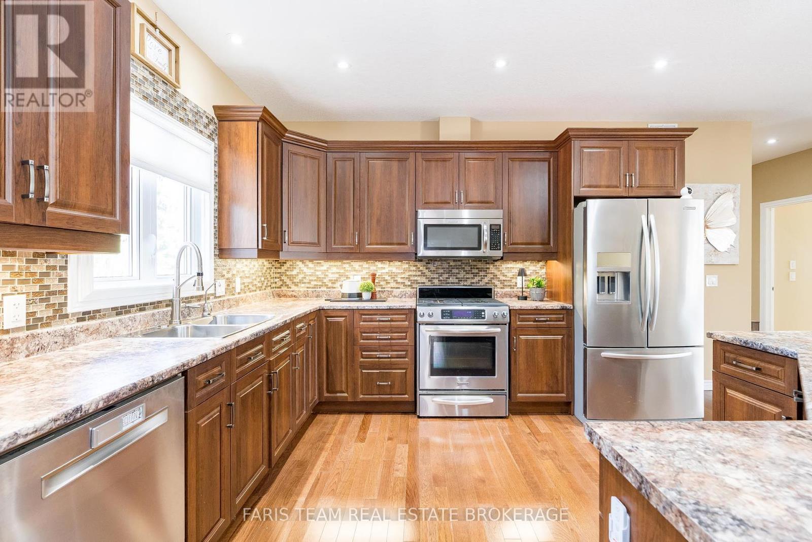 Photo 11 of 2 Grew Crescent, Penetanguishene ON
