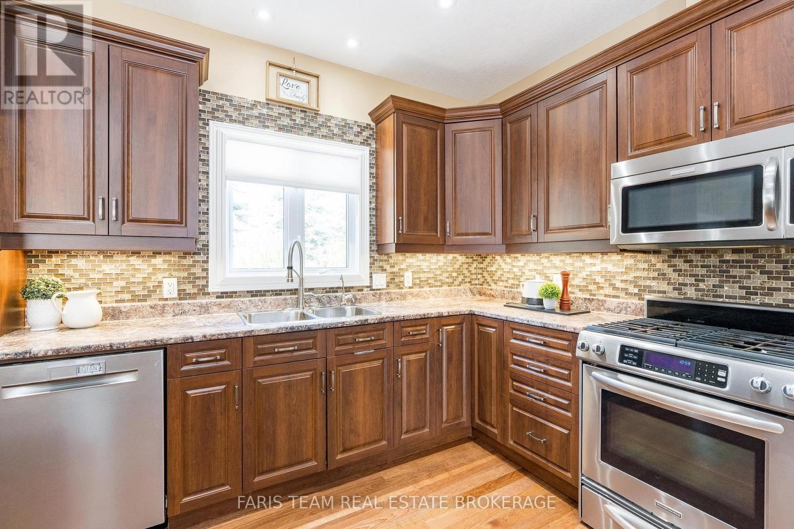 Photo 20 of 2 Grew Crescent, Penetanguishene ON