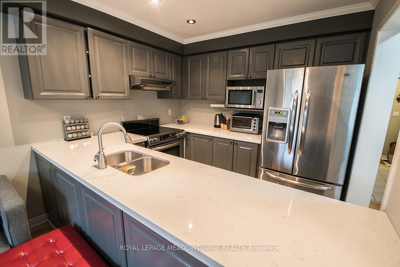 Photo 4 of 6867 Shade House Court N, Mississauga ON