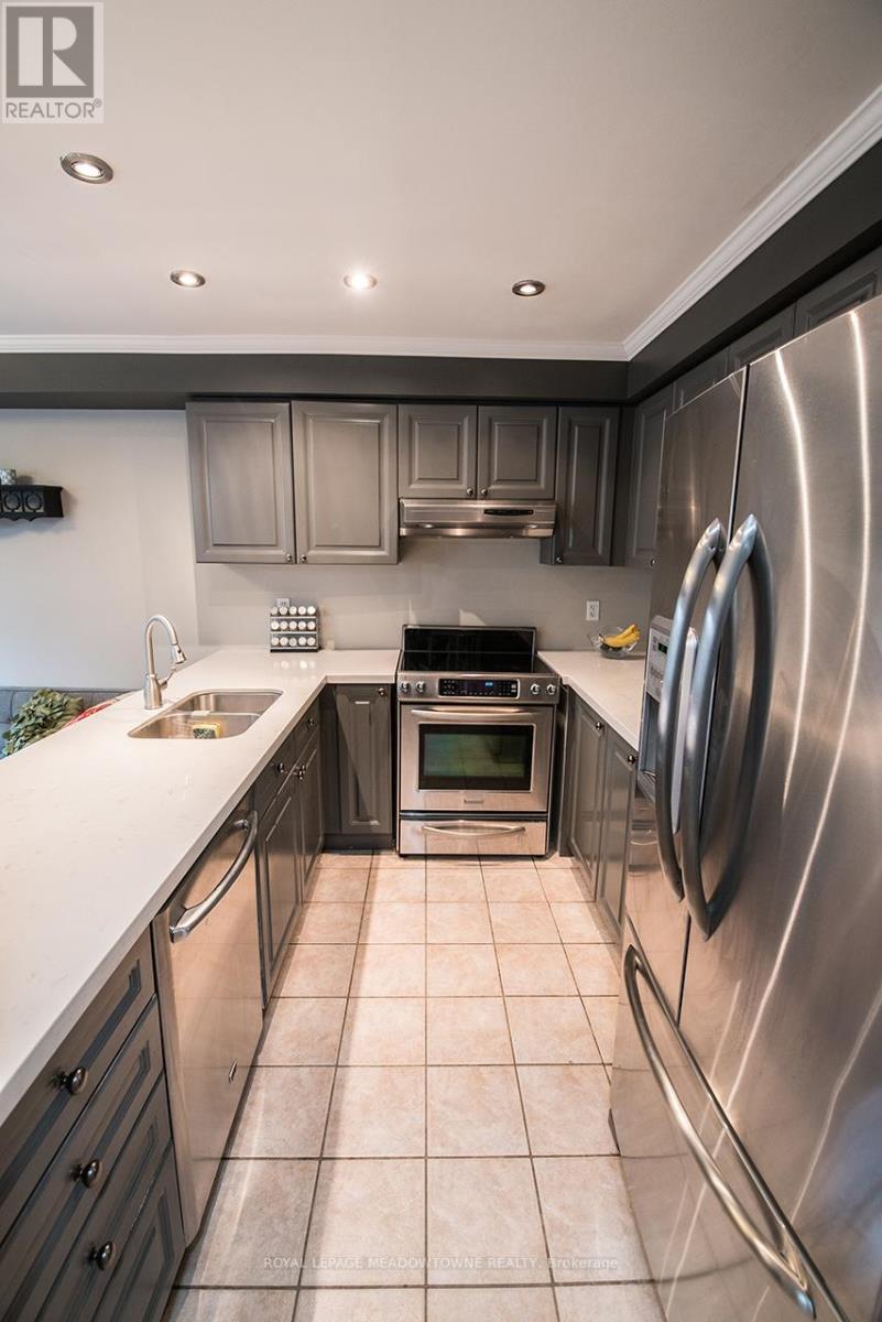 Photo 5 of 6867 Shade House Court N, Mississauga ON