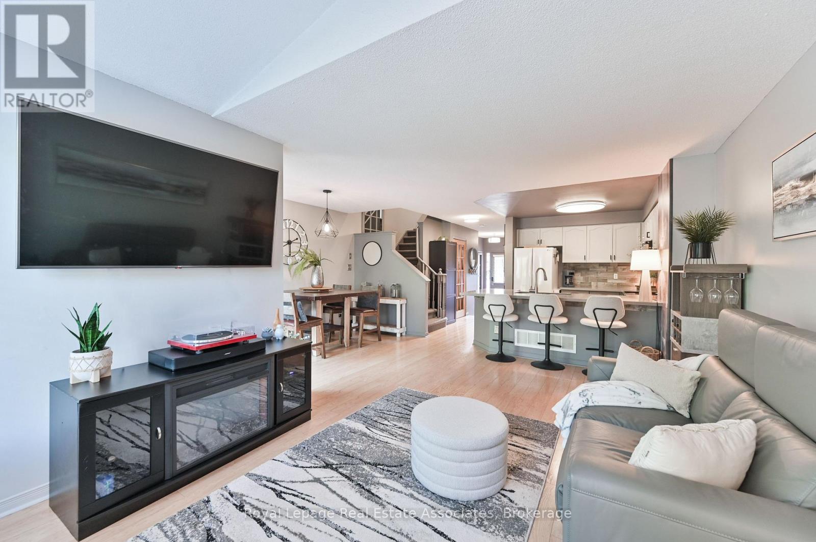 Photo 11 of 7514 Black Walnut Trail, Mississauga ON