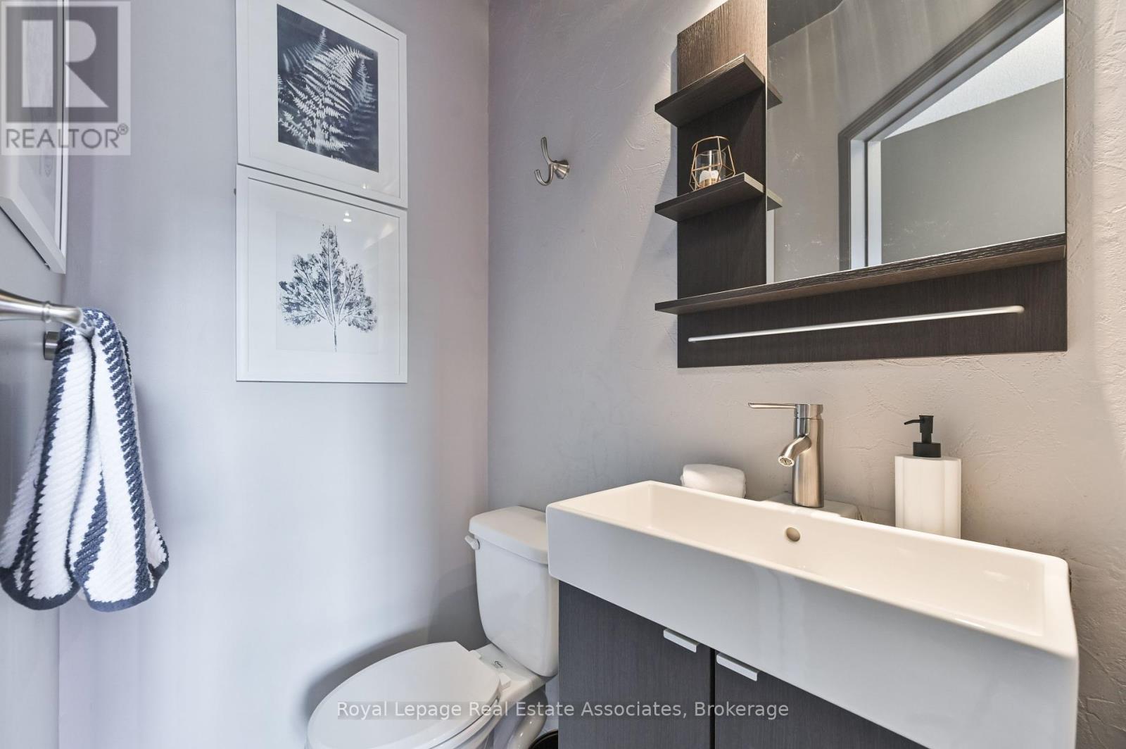 Photo 16 of 7514 Black Walnut Trail, Mississauga ON