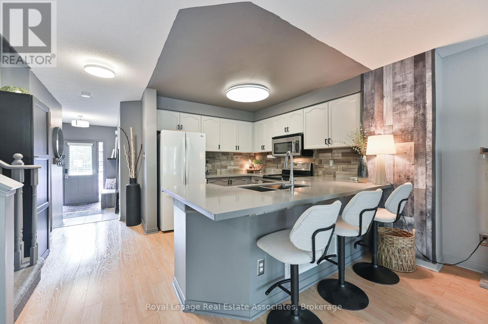 Photo 6 of 7514 Black Walnut Trail, Mississauga ON