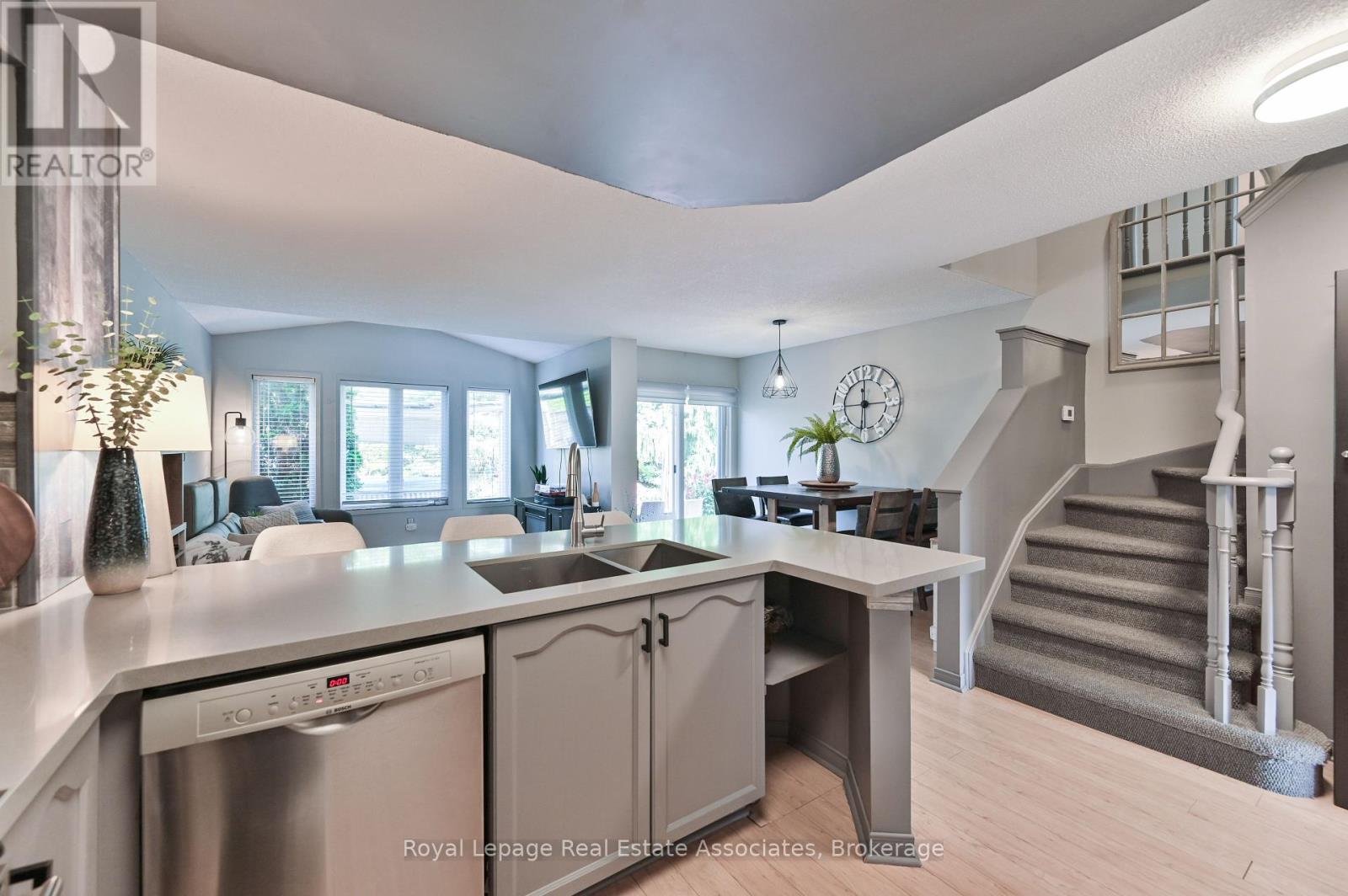 Photo 8 of 7514 Black Walnut Trail, Mississauga ON