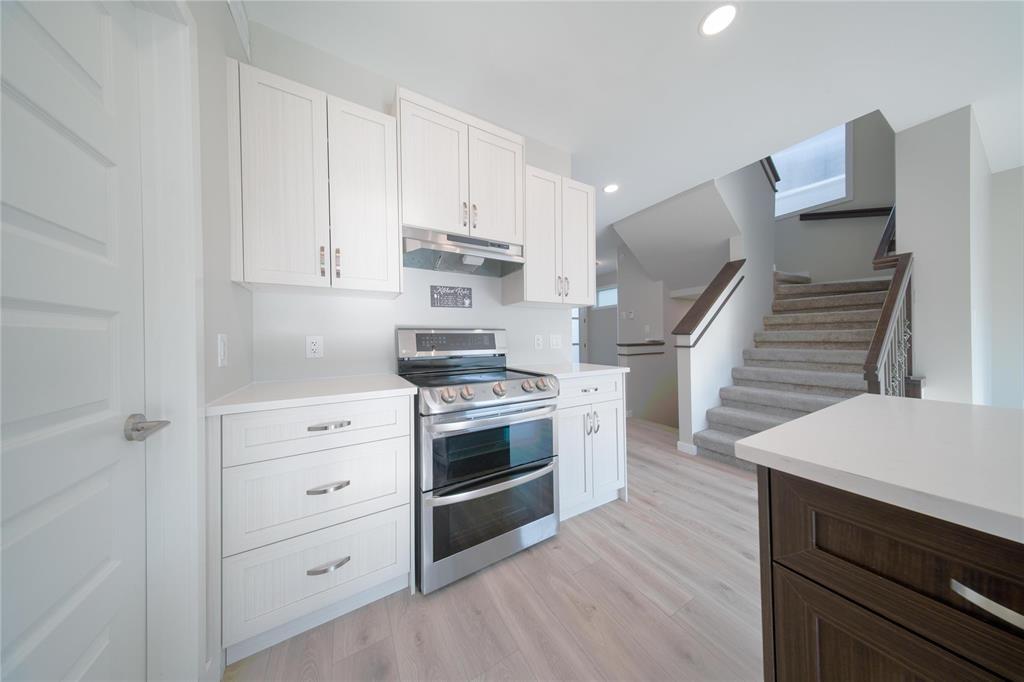 Photo 11 of 320 Crestmont Drive, Winnipeg MB
