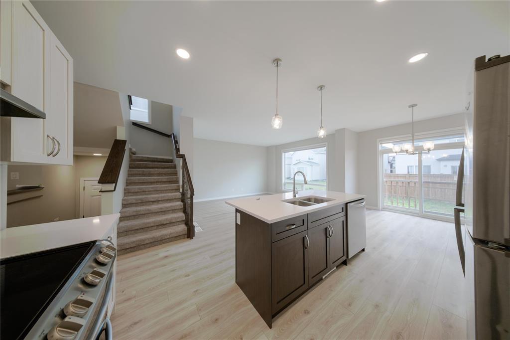 Photo 12 of 320 Crestmont Drive, Winnipeg MB