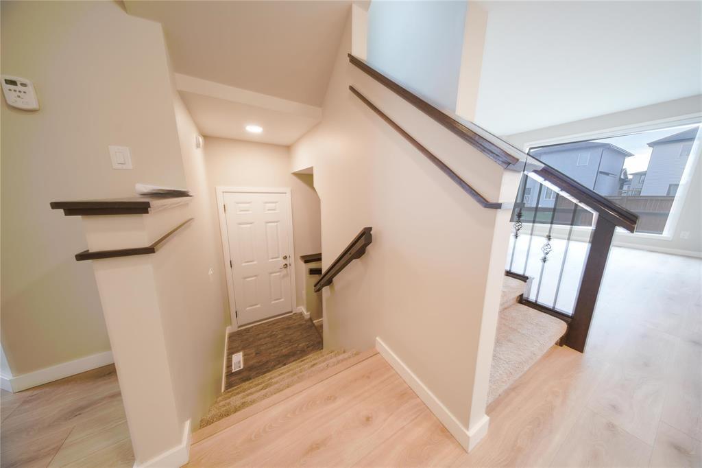 Photo 8 of 320 Crestmont Drive, Winnipeg MB