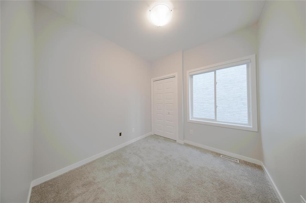 Photo 9 of 320 Crestmont Drive, Winnipeg MB