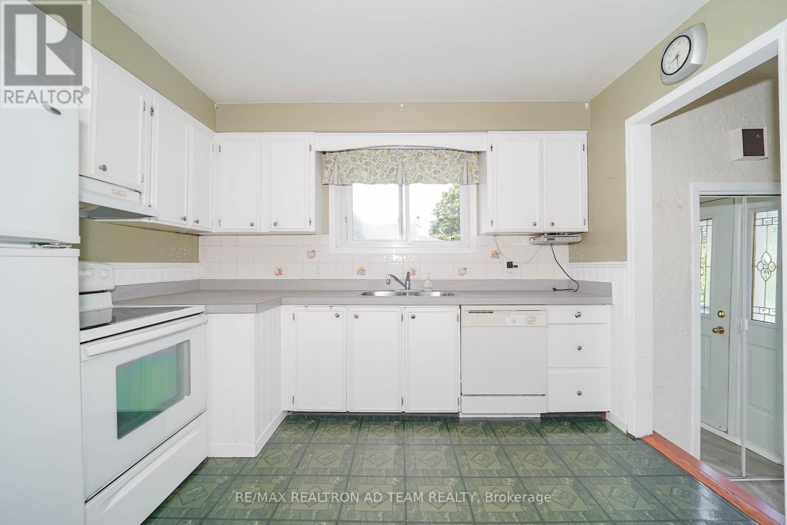 Photo 8 of 20 Little Avenue, Clarington ON