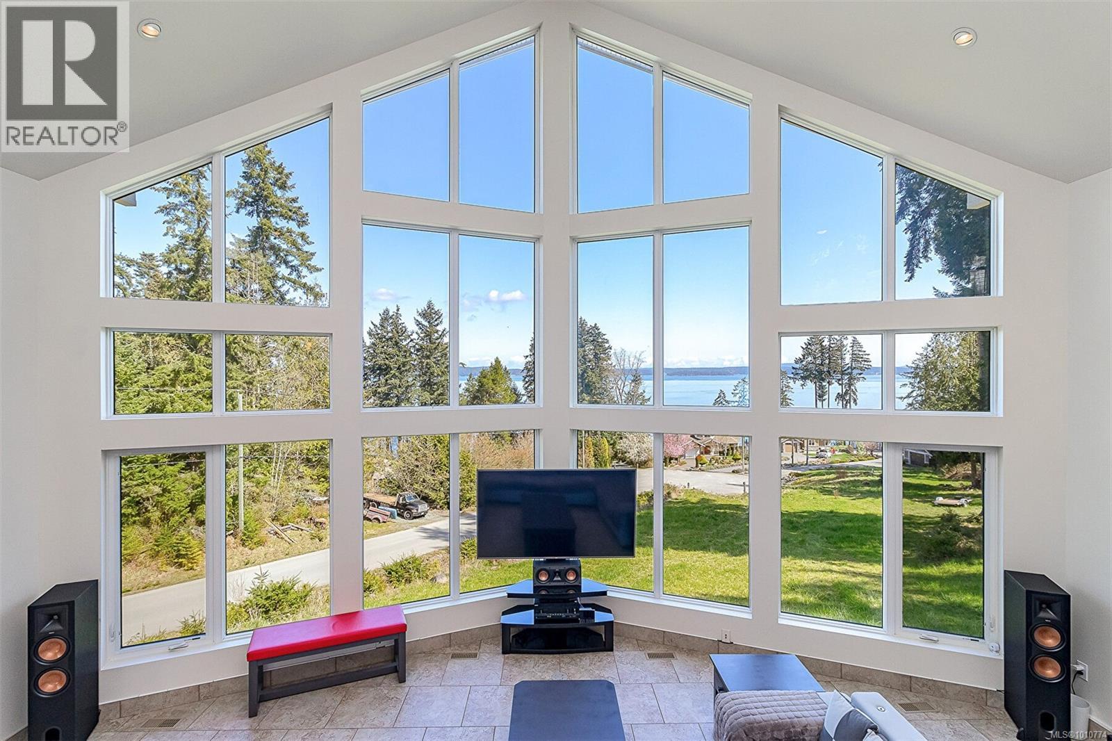 Photo 2 of 10801 Guilbride Dr, Ladysmith BC