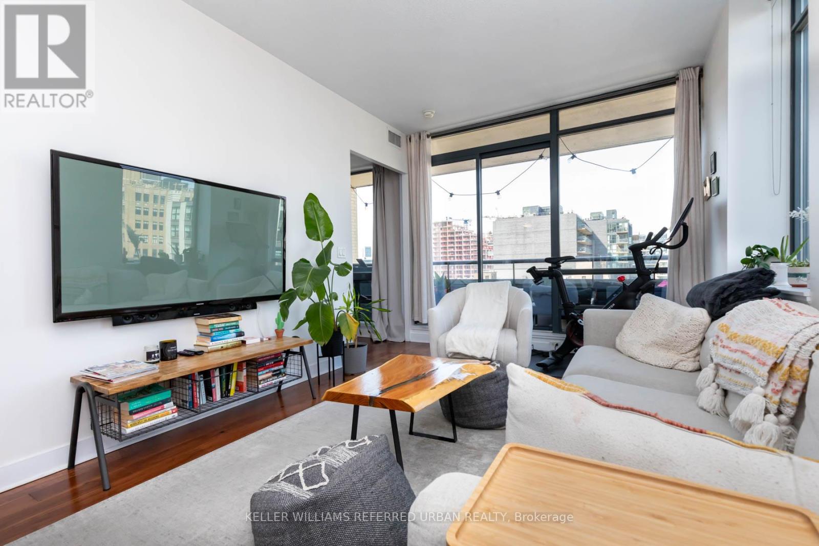 Photo 5 of 905 438 King Street W, Toronto ON