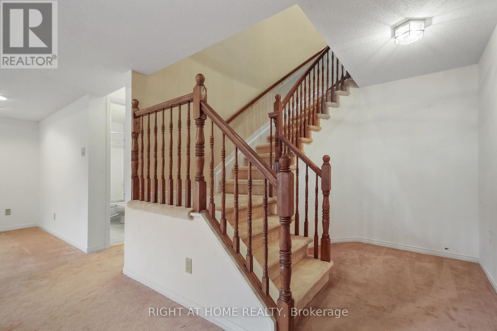 Photo 33 of 40 Kettering Private, Ottawa ON