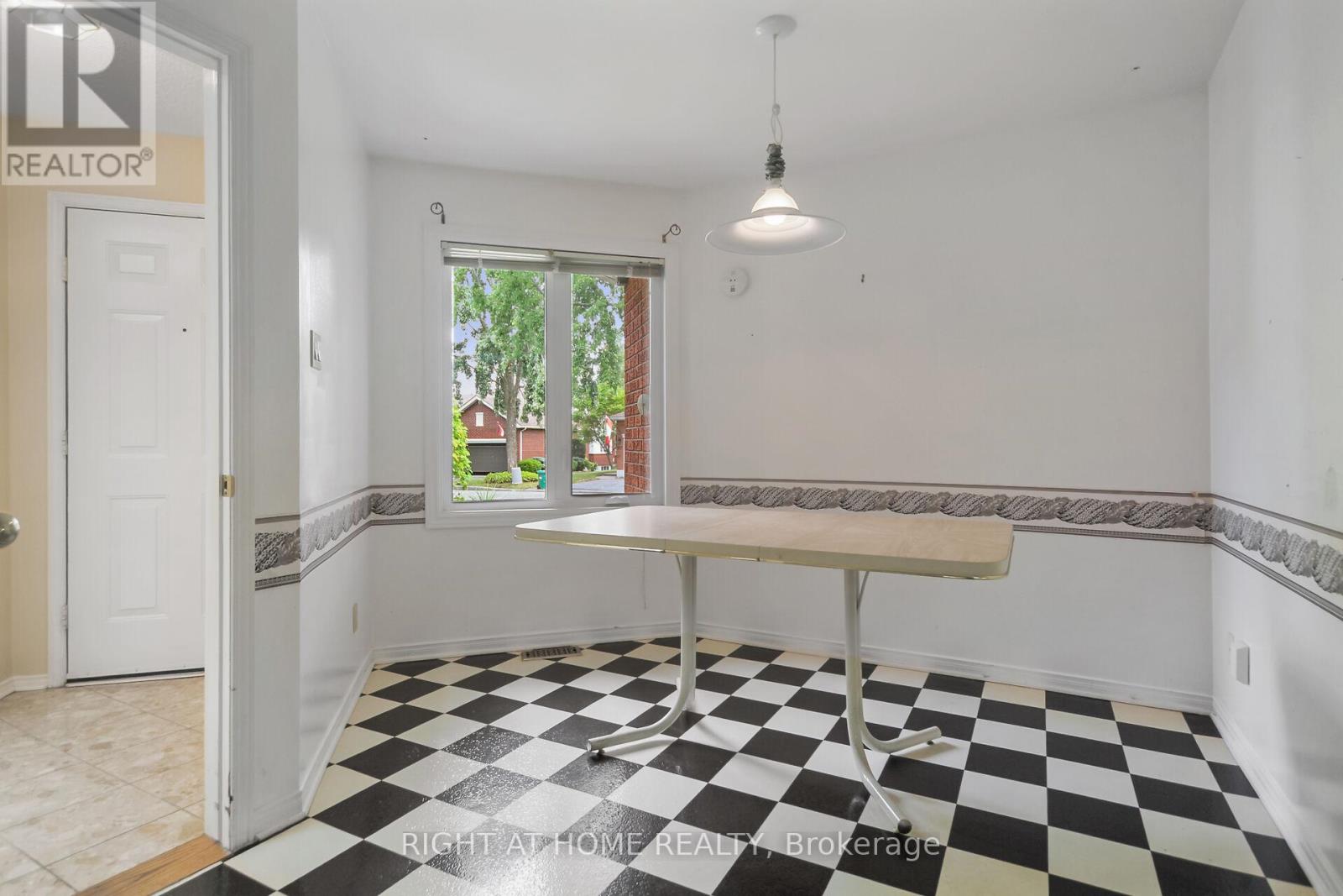 Photo 22 of 40 Kettering Private, Ottawa ON
