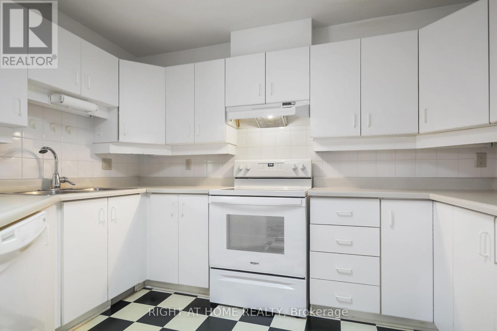 Photo 26 of 40 Kettering Private, Ottawa ON