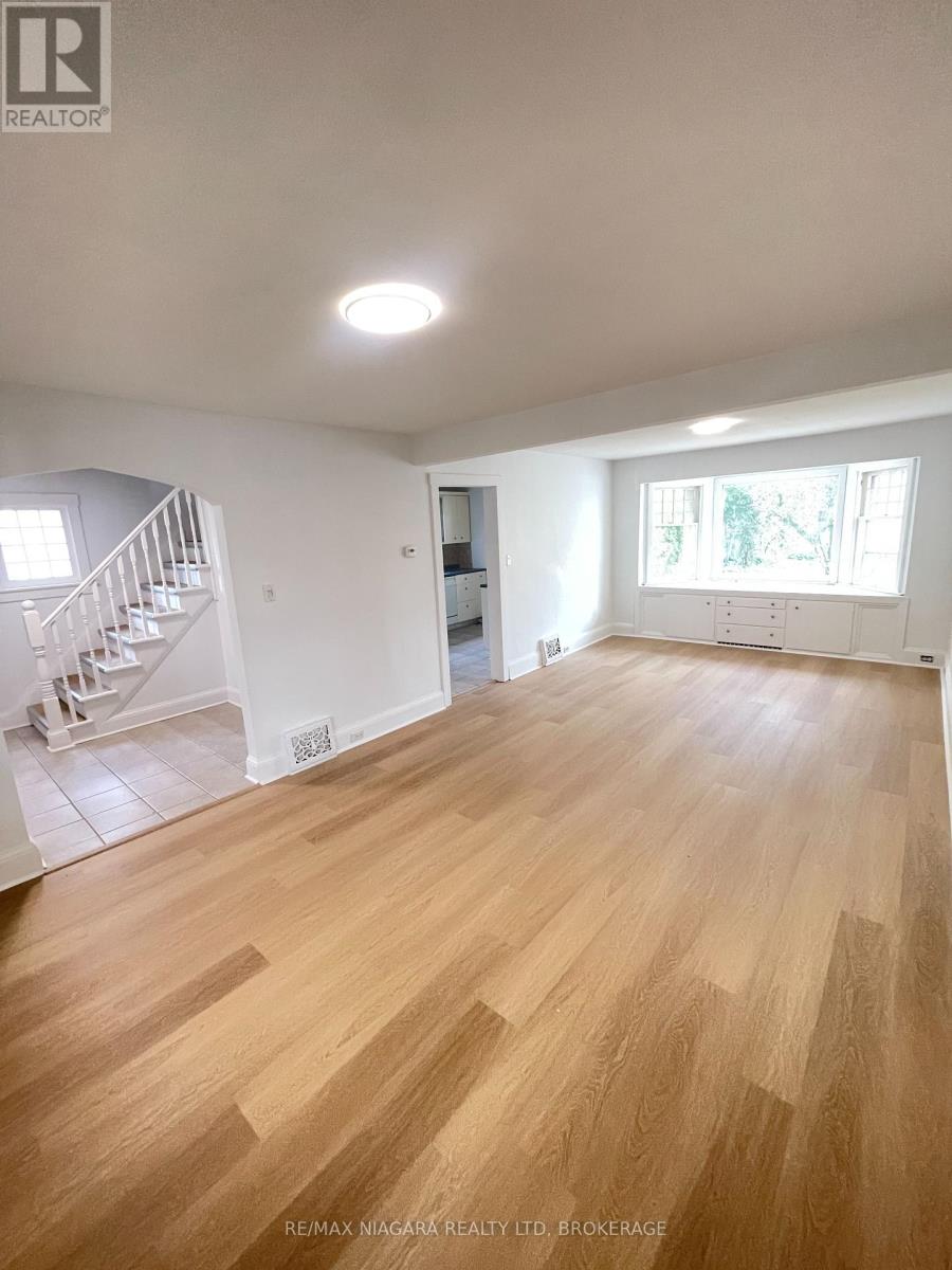 Photo 2 of 249 Russell Avenue, St Catharines ON