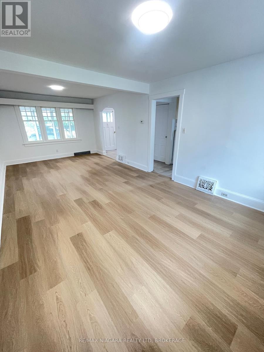 Photo 3 of 249 Russell Avenue, St Catharines ON