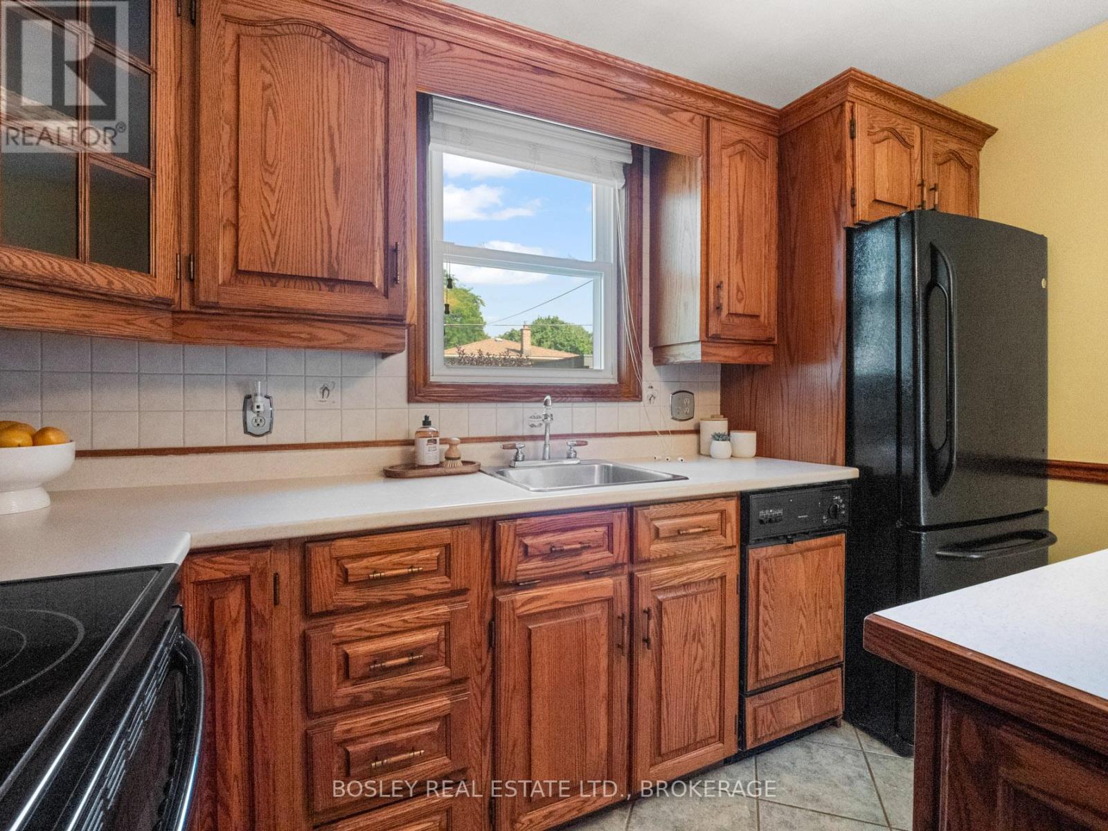 Photo 32 of 10 Cameron Road, St Catharines ON