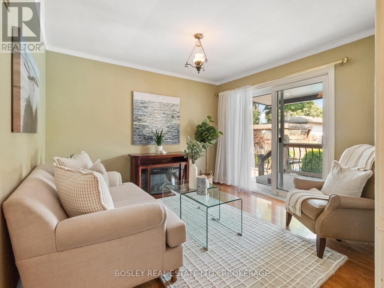 Photo 2 of 10 Cameron Road, St Catharines ON