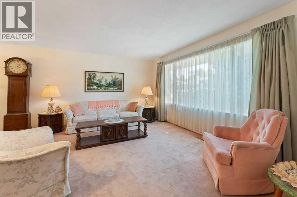 Photo 8 of 980 Canaveral Crescent Sw, Calgary AB