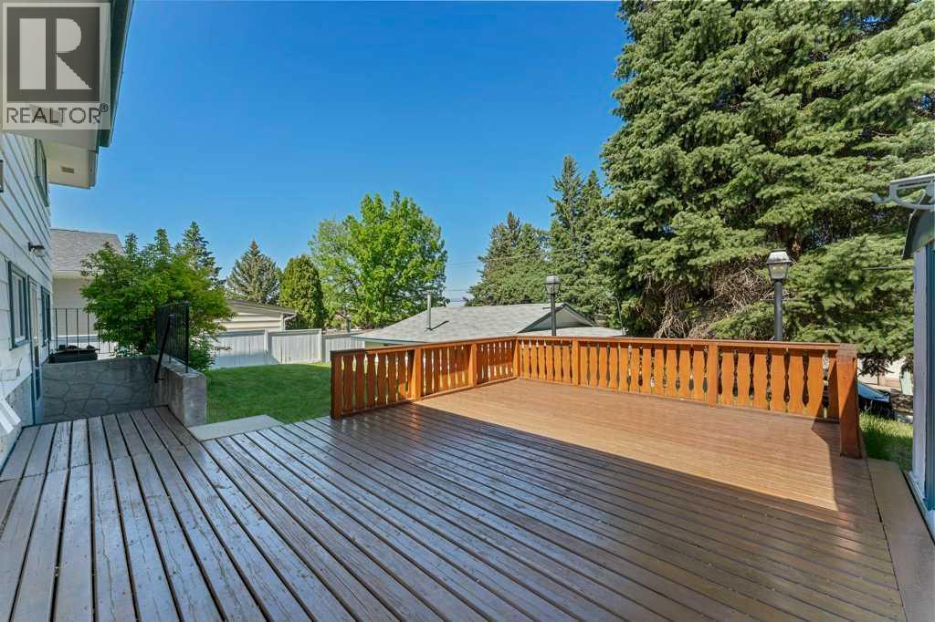 Photo 17 of 980 Canaveral Crescent Sw, Calgary AB