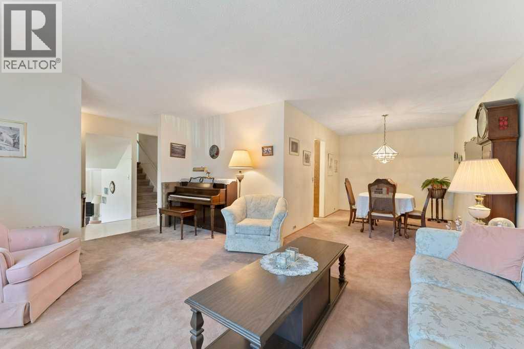 Photo 7 of 980 Canaveral Crescent Sw, Calgary AB