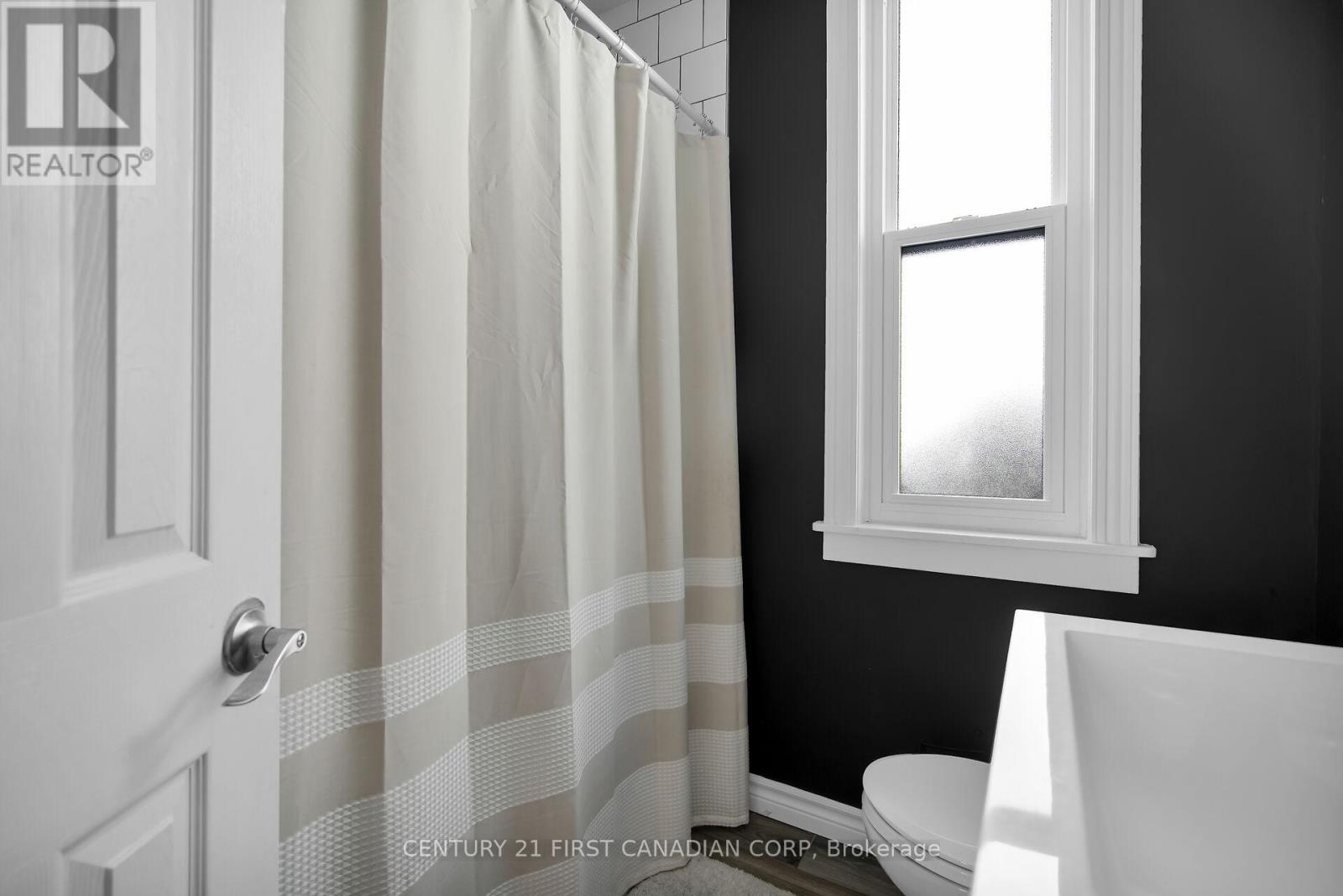 Photo 3 of 453 Quebec Street, London East ON