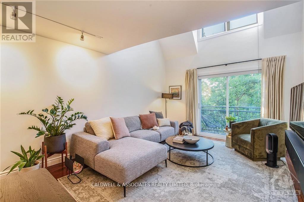 Photo 12 of 20 215 St Patrick Street, Ottawa ON