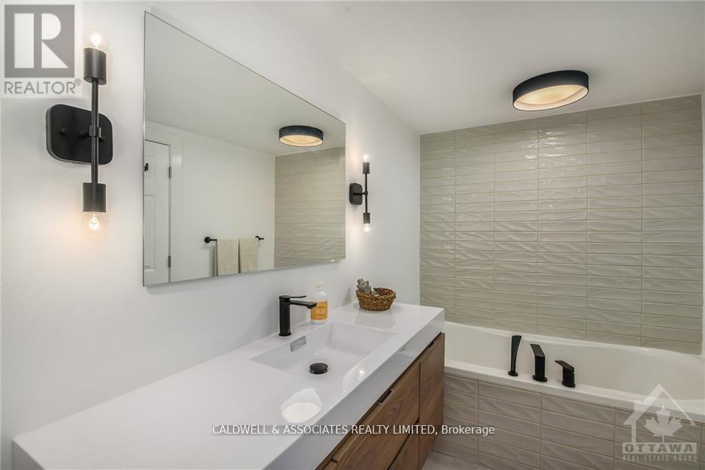 Photo 15 of 20 215 St Patrick Street, Ottawa ON