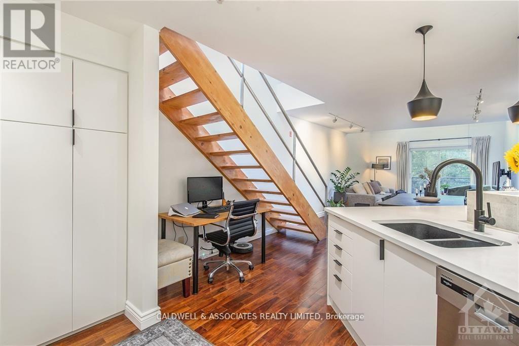 Photo 6 of 20 215 St Patrick Street, Ottawa ON