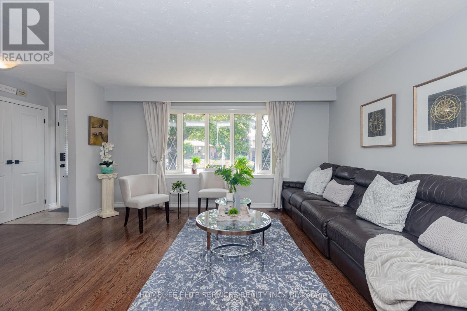 Photo 11 of 323 Central Pk Boulevard N, Oshawa ON