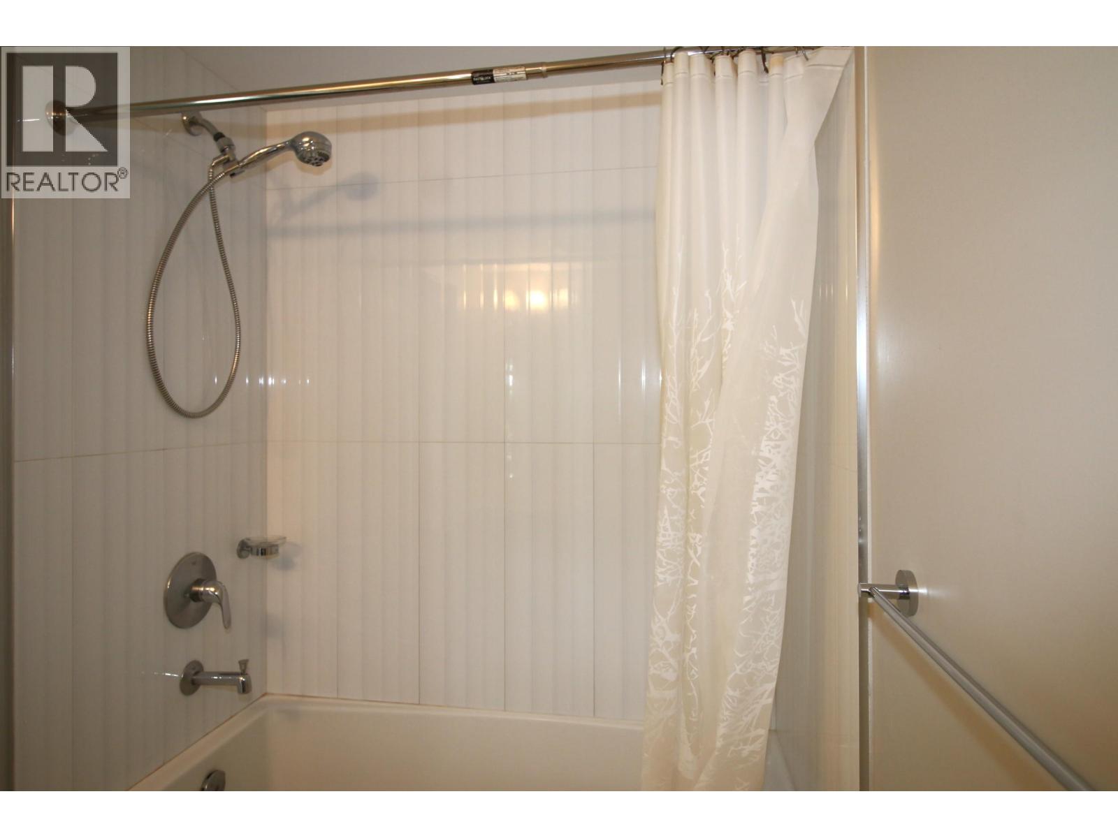 Photo 12 of 306 6555 Victoria Drive, Vancouver BC