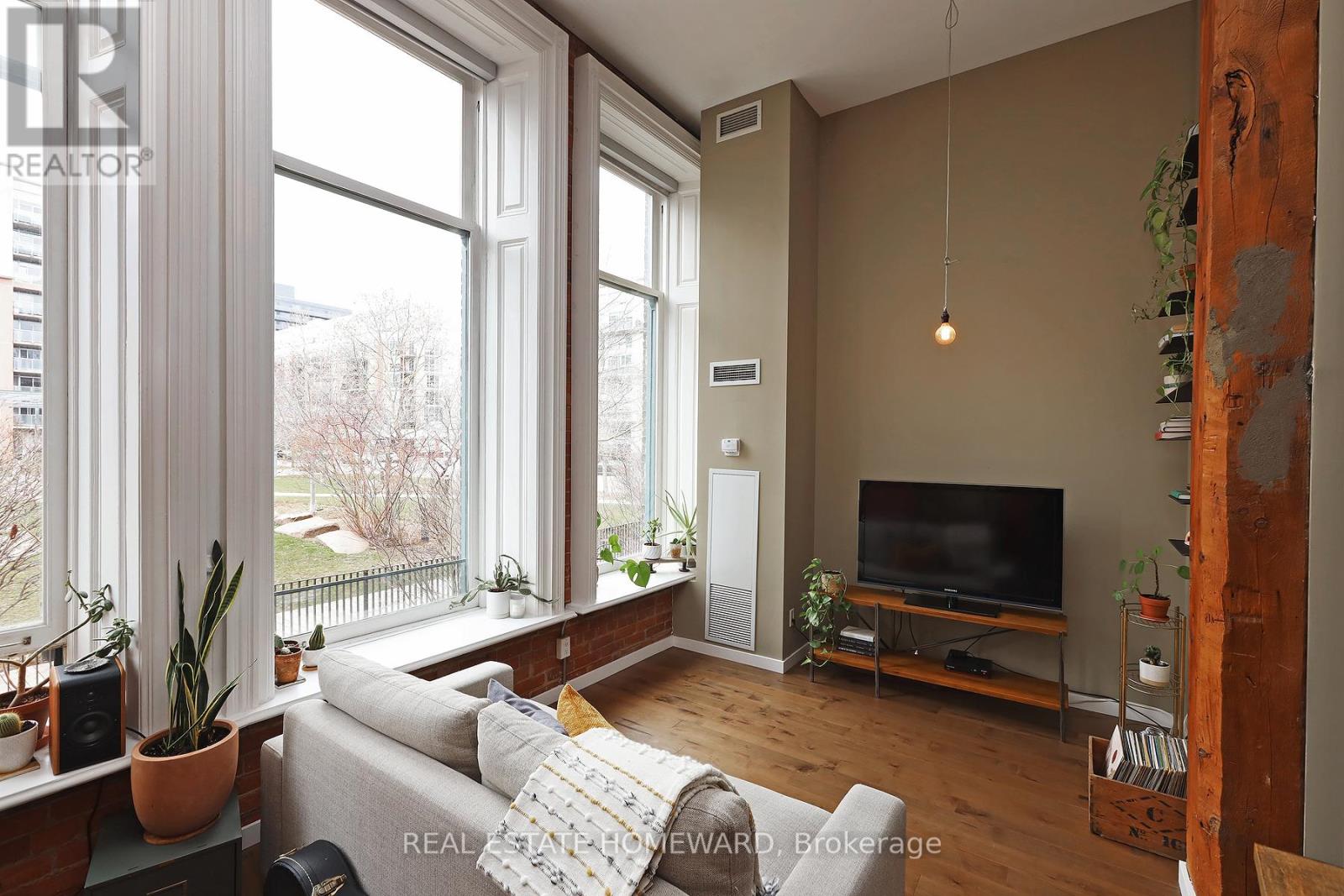Photo 6 of 205 915 King Street W, Toronto ON