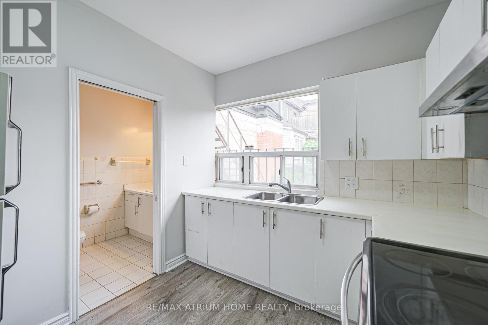 Photo 15 of 1000 Dundas Street W, Toronto ON