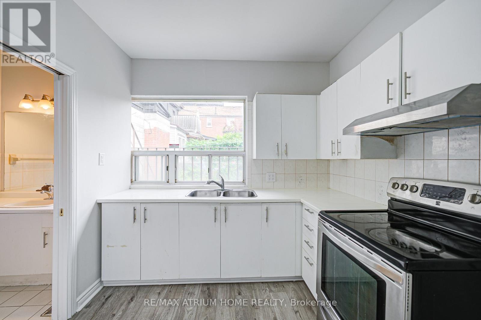 Photo 18 of 1000 Dundas Street W, Toronto ON
