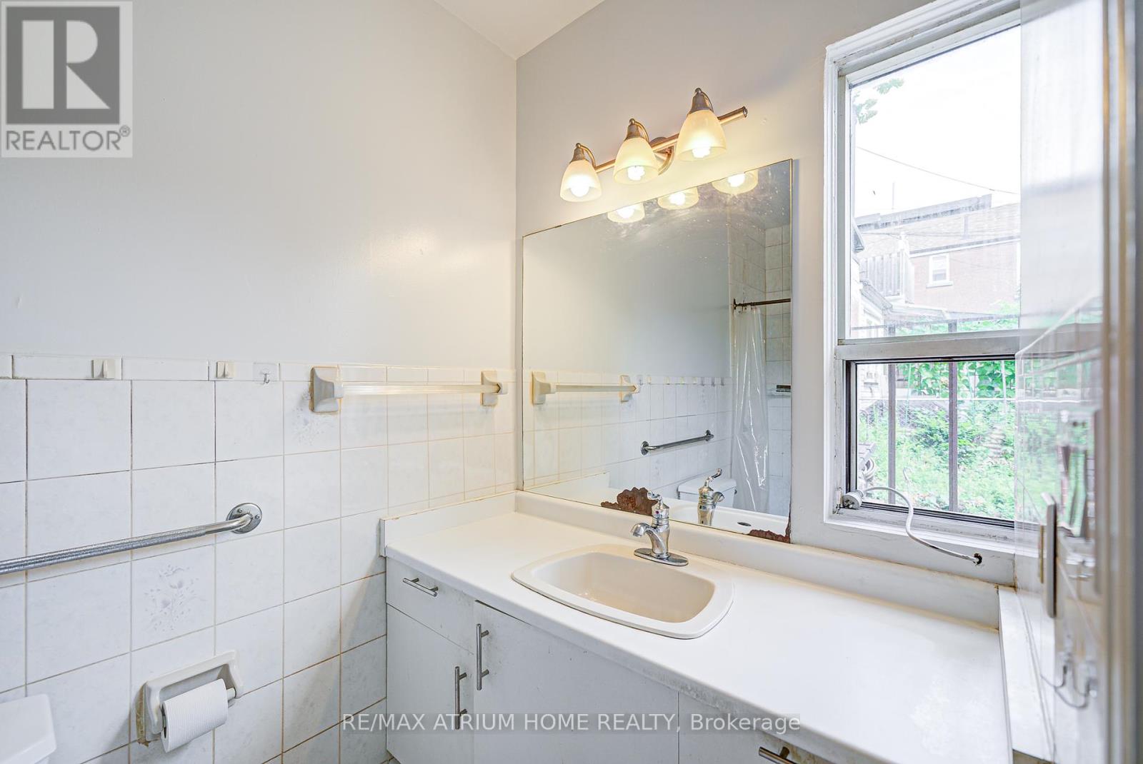 Photo 19 of 1000 Dundas Street W, Toronto ON