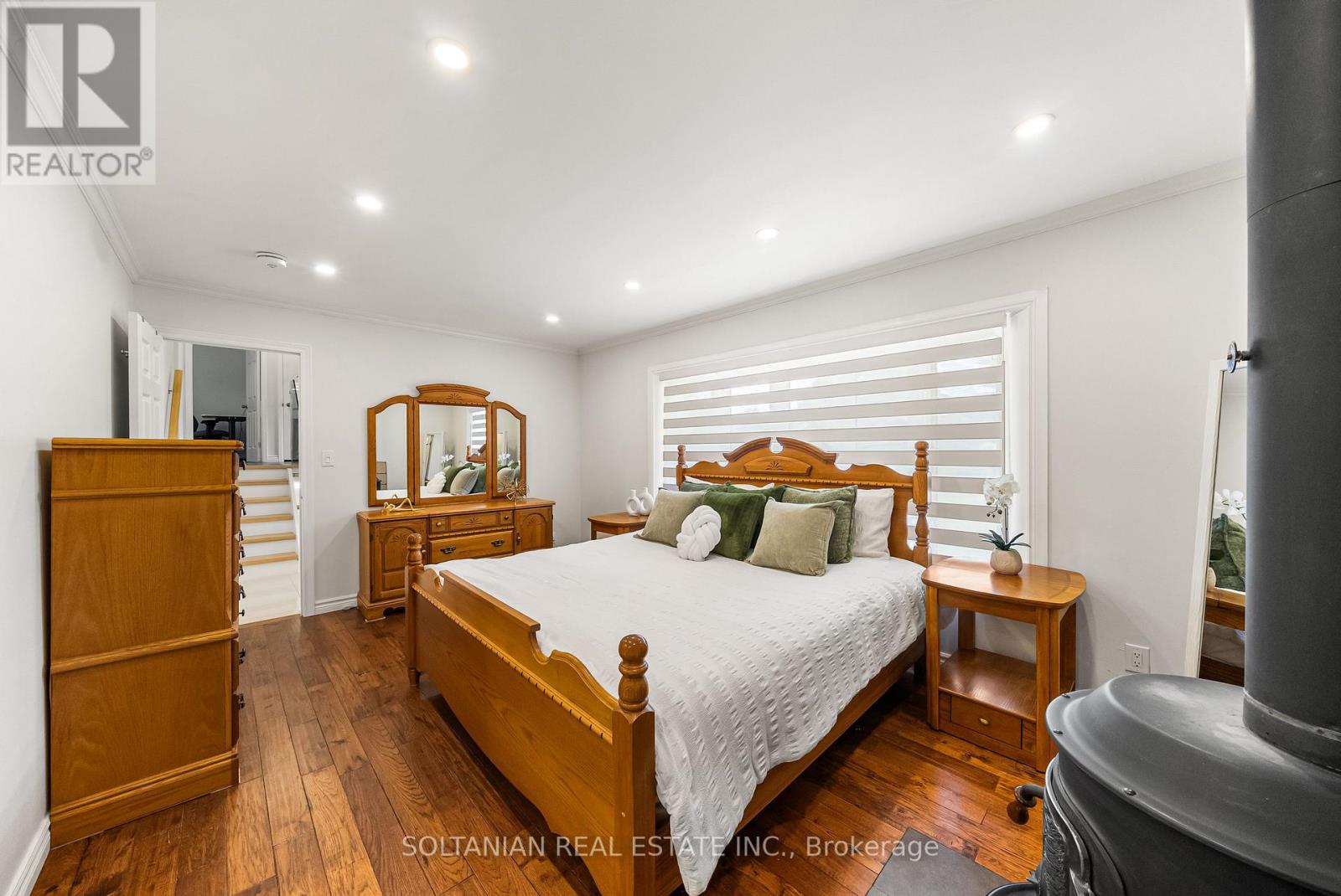 Photo 15 of 66 Lakeland Crescent, Richmond Hill ON