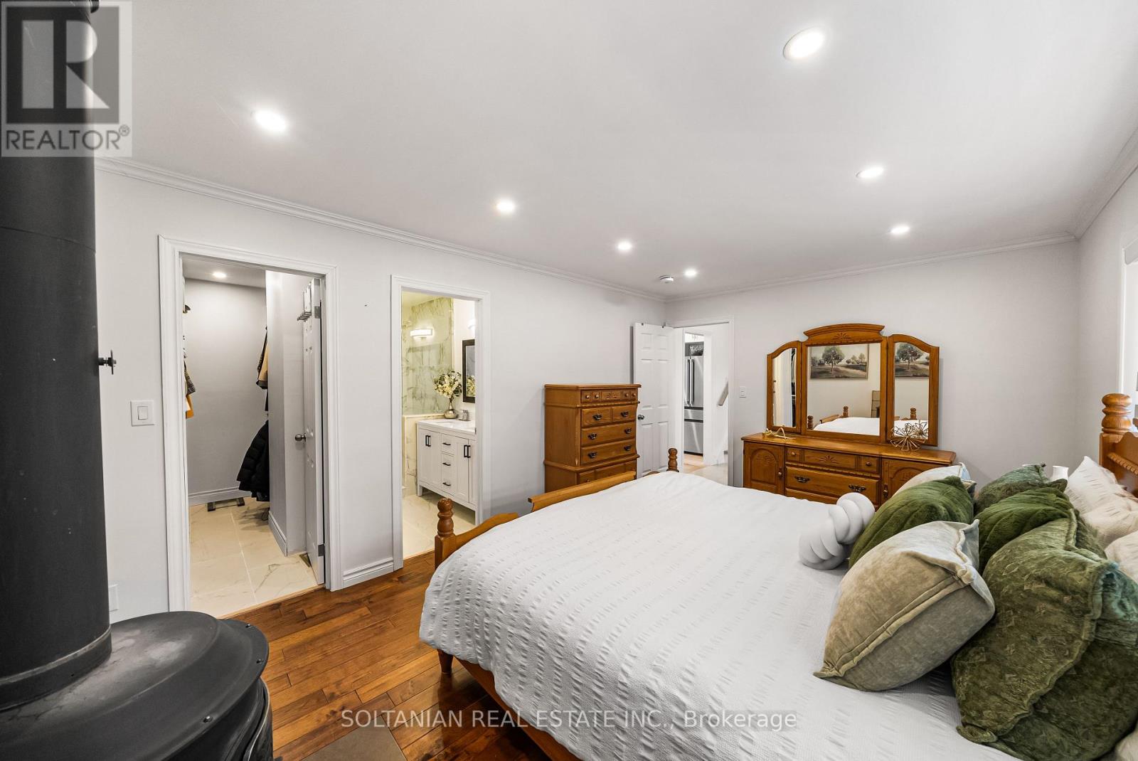 Photo 17 of 66 Lakeland Crescent, Richmond Hill ON