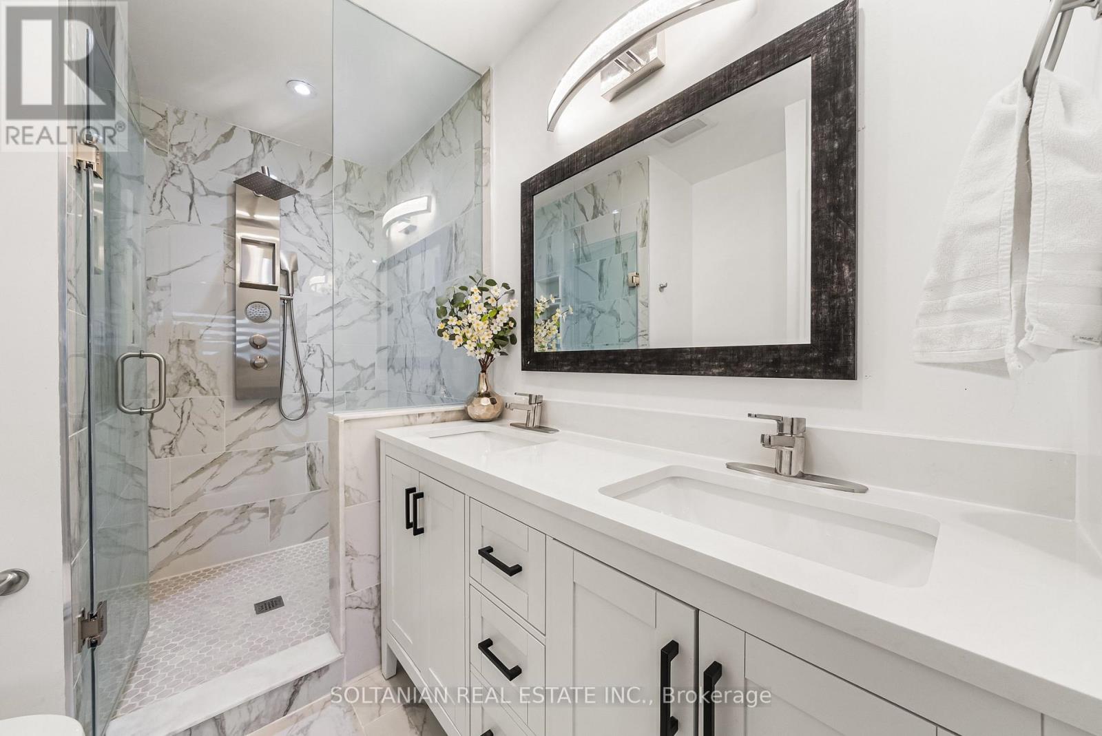 Photo 18 of 66 Lakeland Crescent, Richmond Hill ON