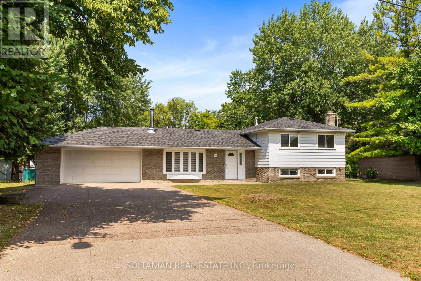 Photo 2 of 66 Lakeland Crescent, Richmond Hill ON