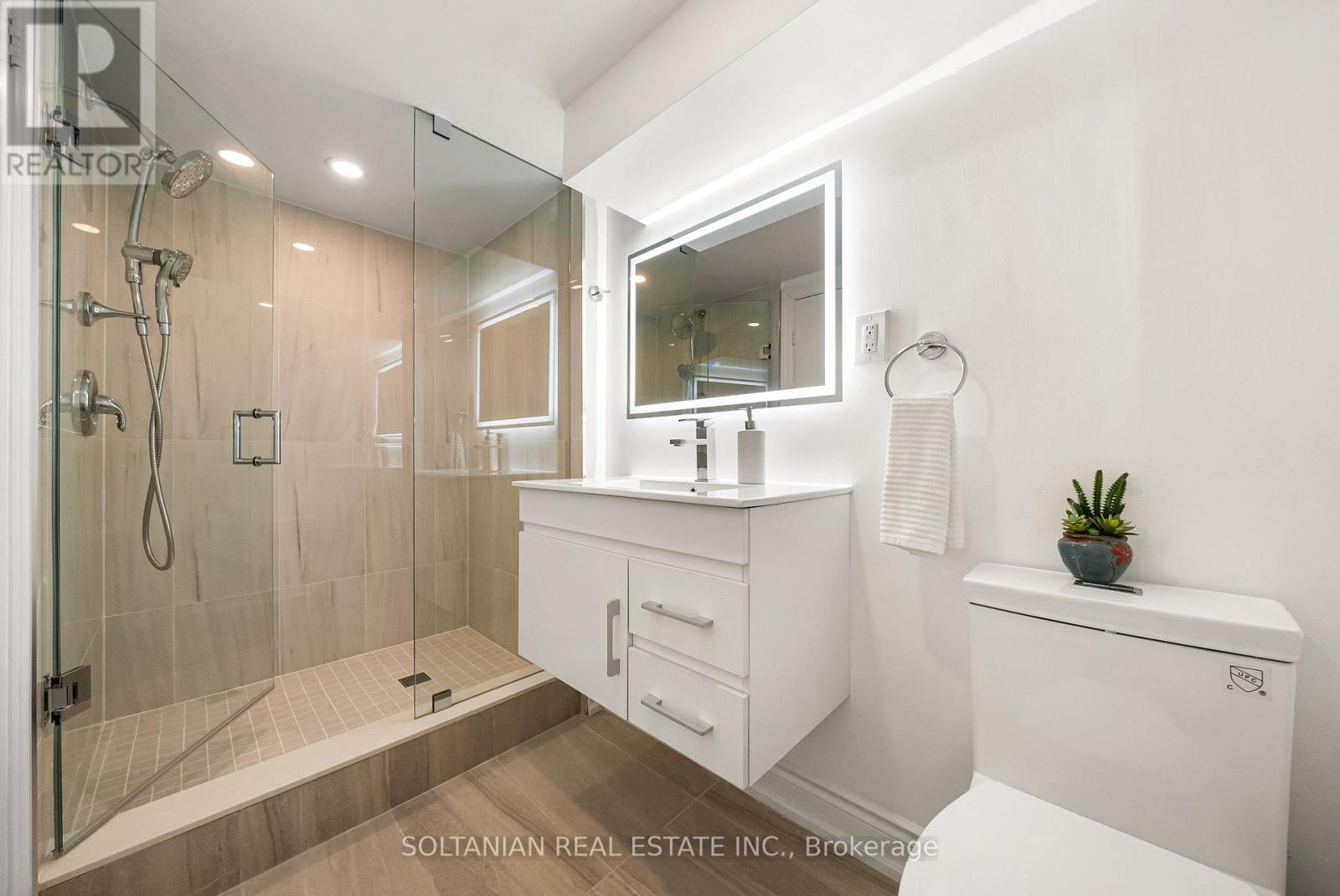Photo 34 of 66 Lakeland Crescent, Richmond Hill ON