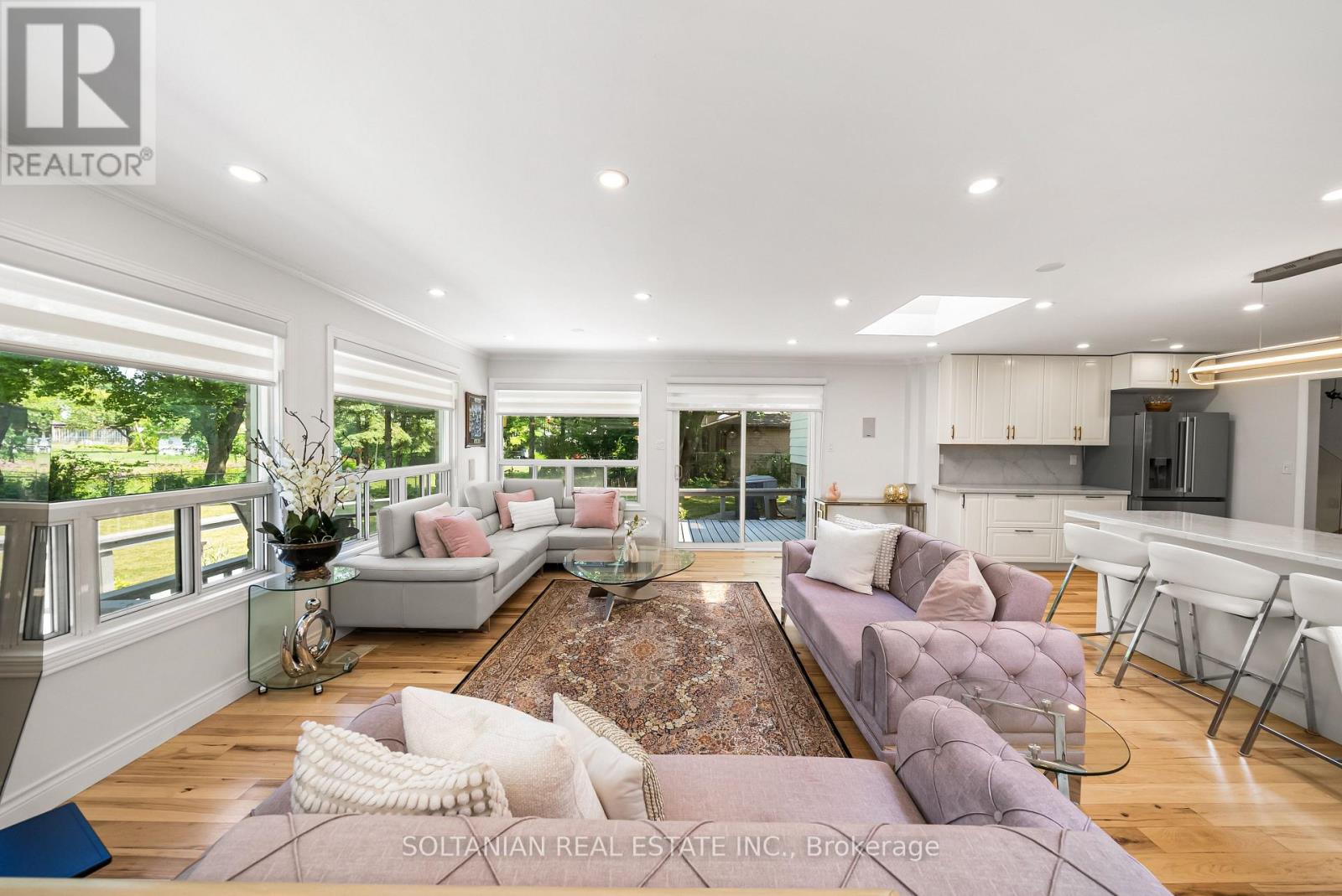 Photo 4 of 66 Lakeland Crescent, Richmond Hill ON