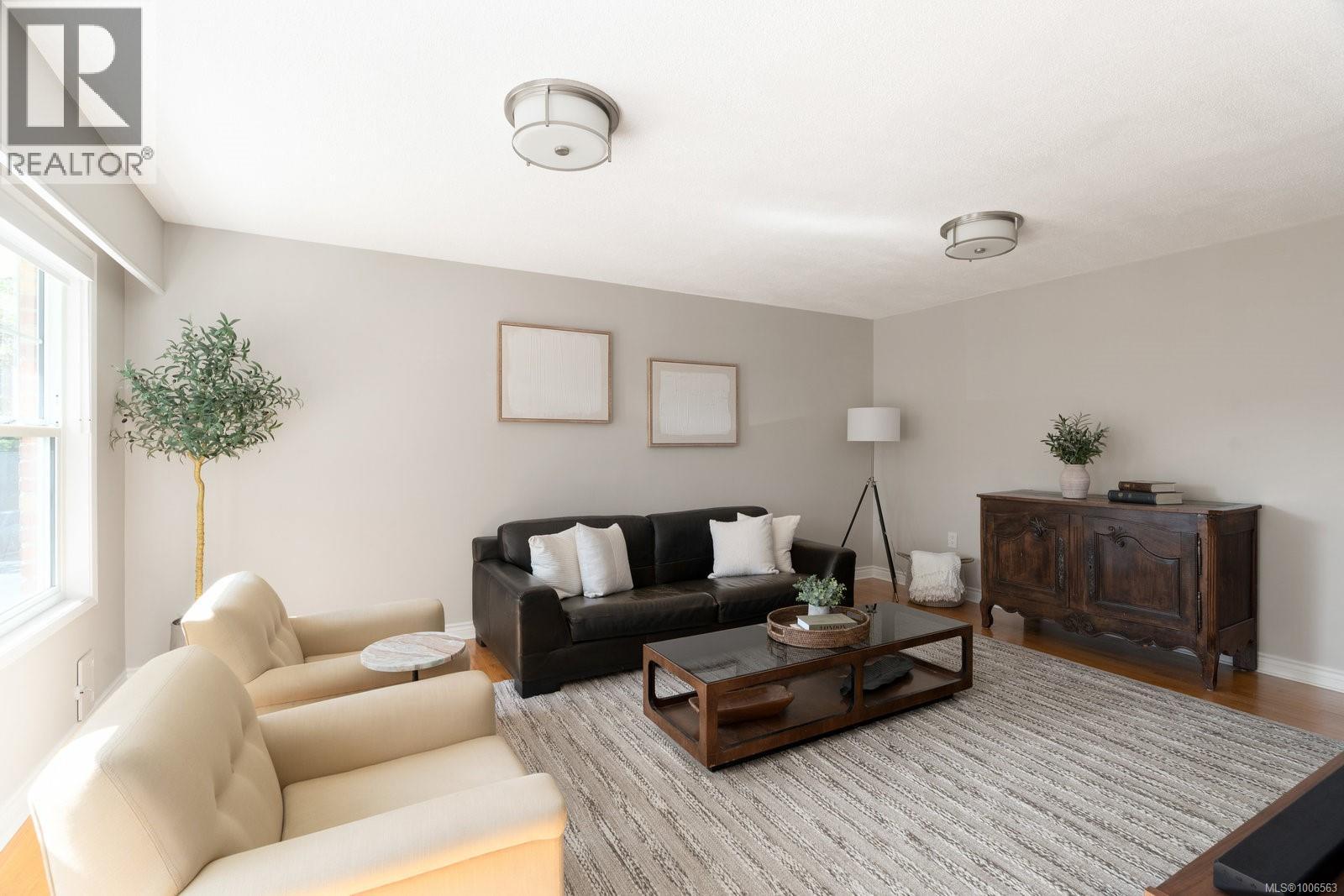 Single Family House for Sale in  Richmond Ave Victoria 