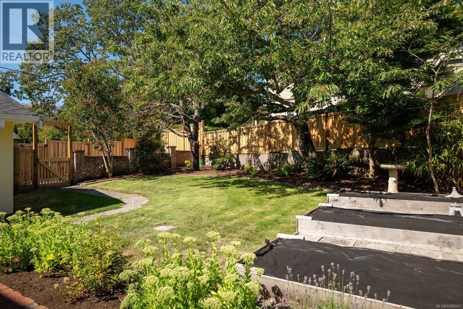 Single Family House for Sale in  Richmond Ave Victoria 
