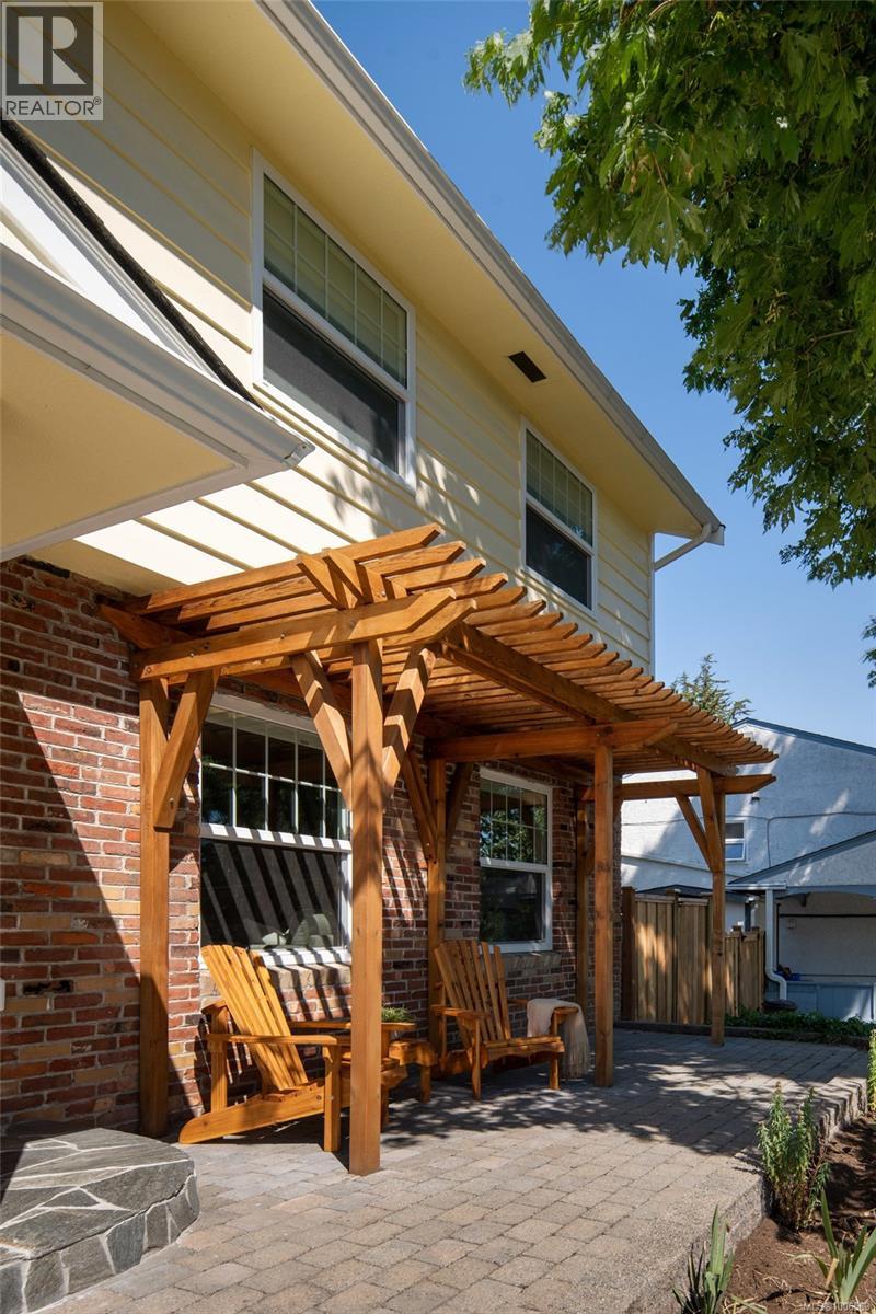 Single Family House for Sale in  Richmond Ave Victoria 