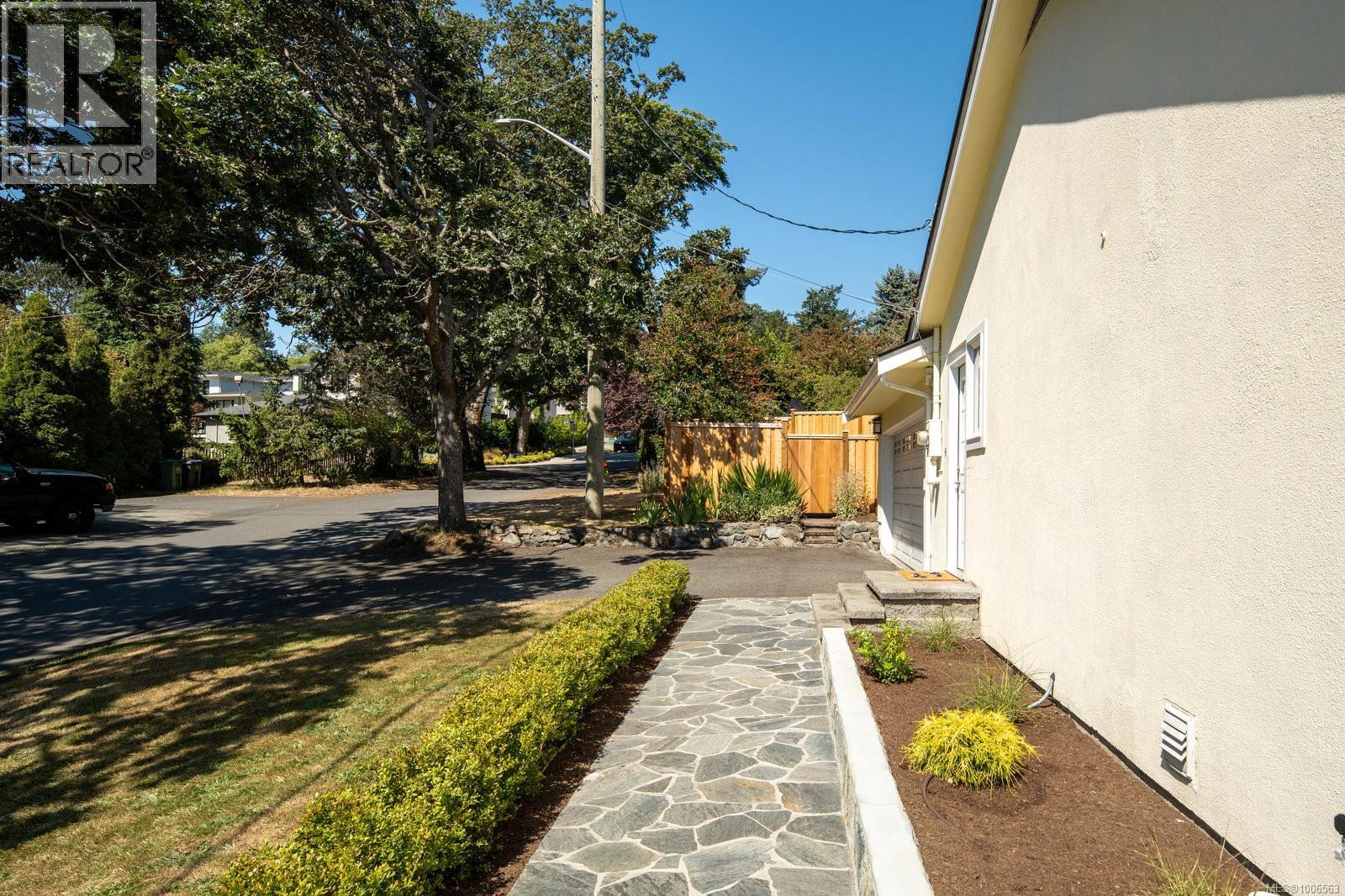 Single Family House for Sale in  Richmond Ave Victoria 