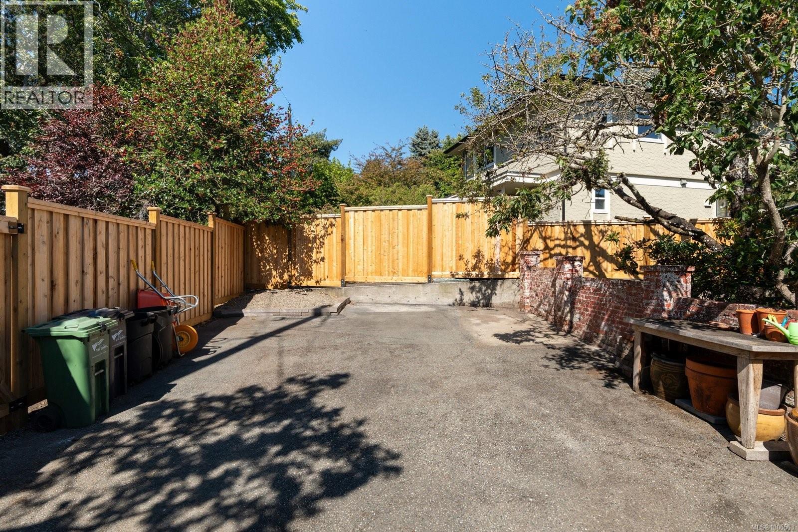 Single Family House for Sale in  Richmond Ave Victoria 
