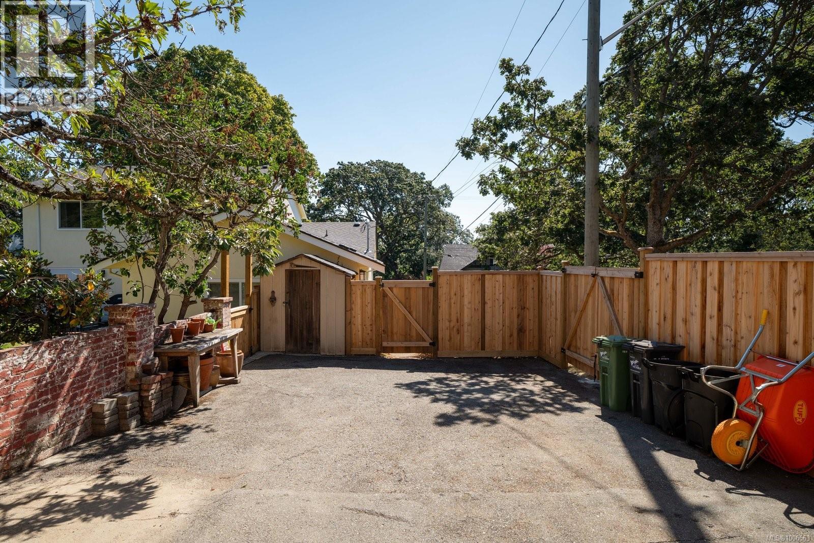 Single Family House for Sale in  Richmond Ave Victoria 