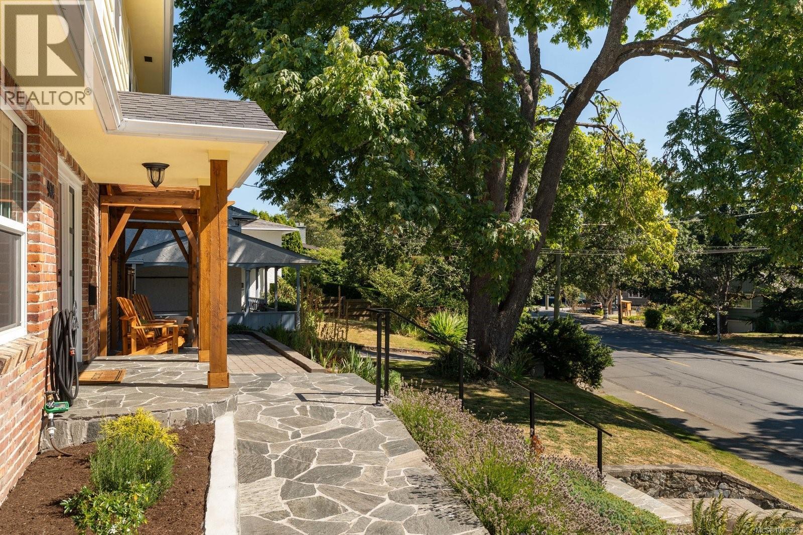 Single Family House for Sale in  Richmond Ave Victoria 