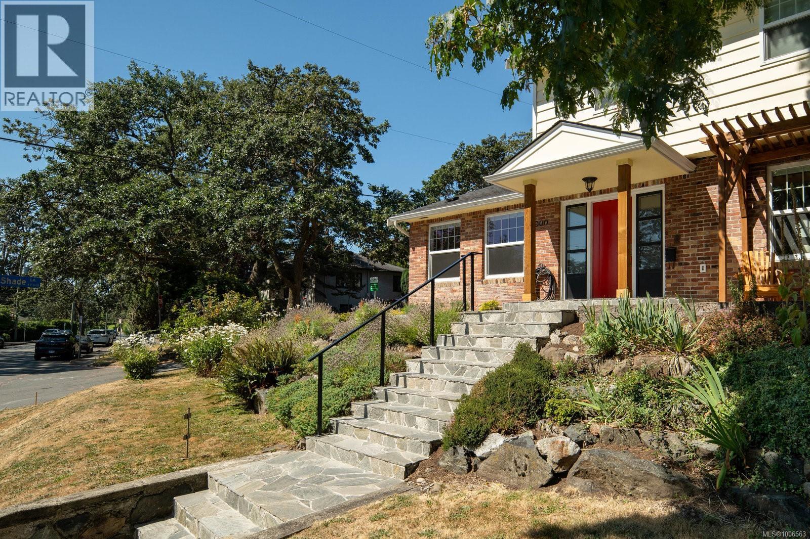 Single Family House for Sale in  Richmond Ave Victoria 